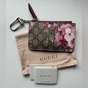 NEW: GUCCI GG supreme monogram blooms key zip pouch!